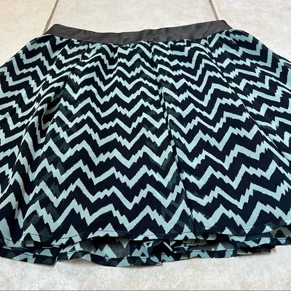 NWOT BCBGeneration Black Teal Chevron Print Pleated Mini Skirt - Picture 5 of 11